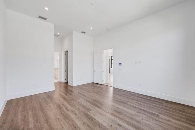 Building Photo - 655 Kingsbridge St