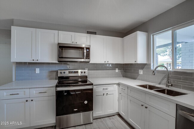 Building Photo - 4249 W Townley Ave