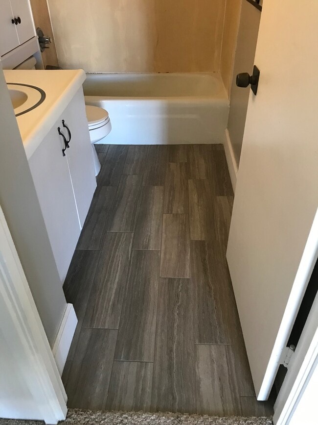 Building Photo - Westview Plaza - 1 bdrm, 1 bath, 1 covered...