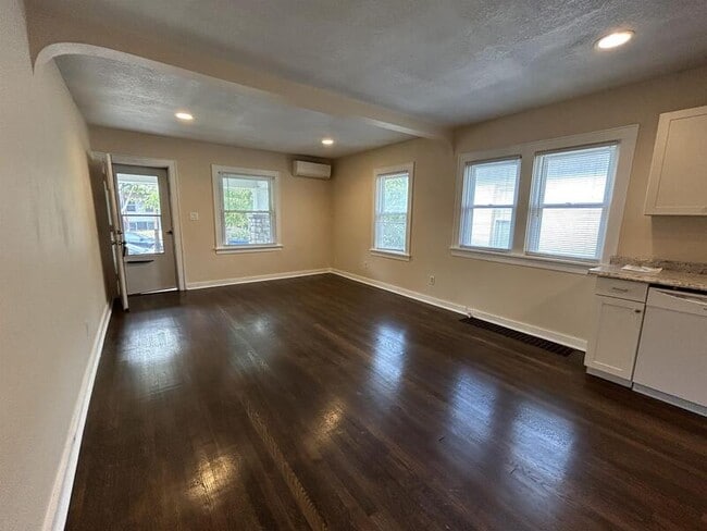 Building Photo - 833 E 21st Ave