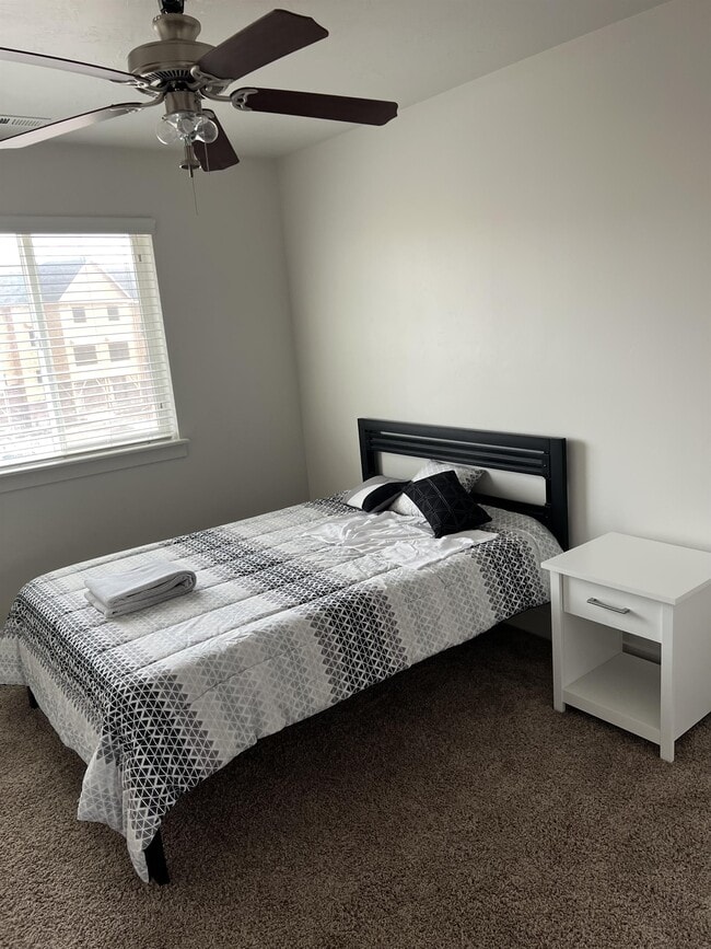 Building Photo - 822 E 380 S