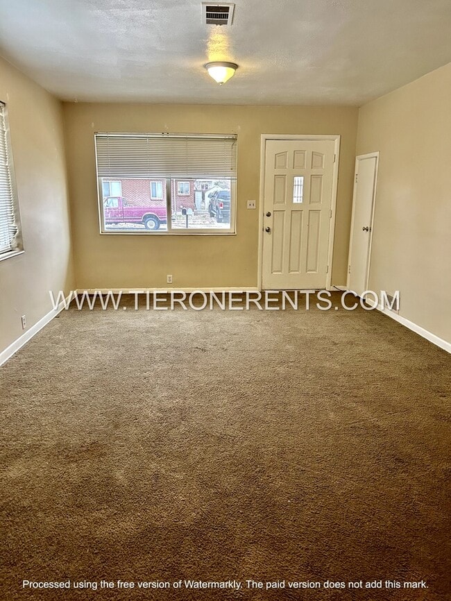 Building Photo - Spacious 3 bed/1 bath in great location!