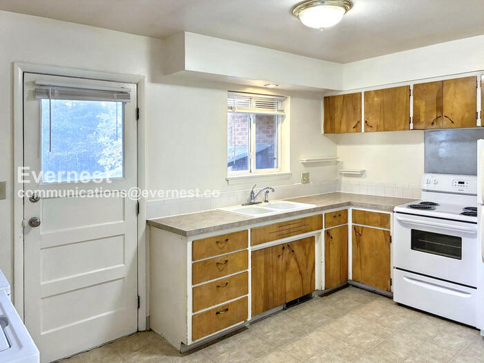 Building Photo - 1307 Castlerock Dr