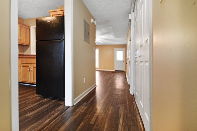 Building Photo - Pet Friendly Two Bedroom!