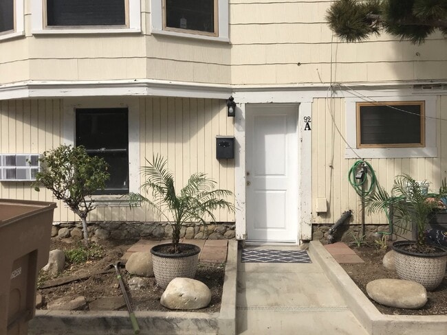 Building Photo - "Delightful 1-Bedroom Apartment in Historic Home!"