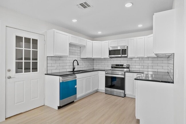 Building Photo - 213 Lazy Ln