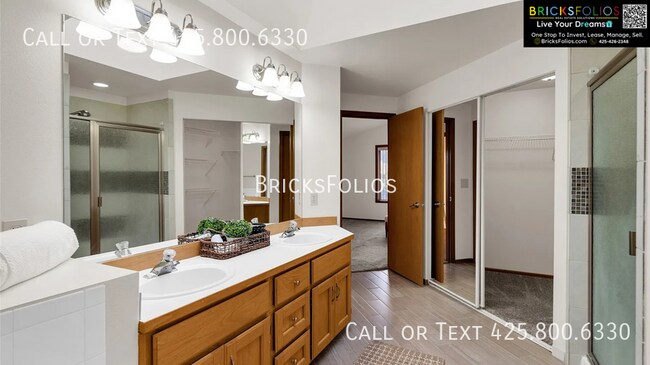 Building Photo - 4522 NE 21st Pl