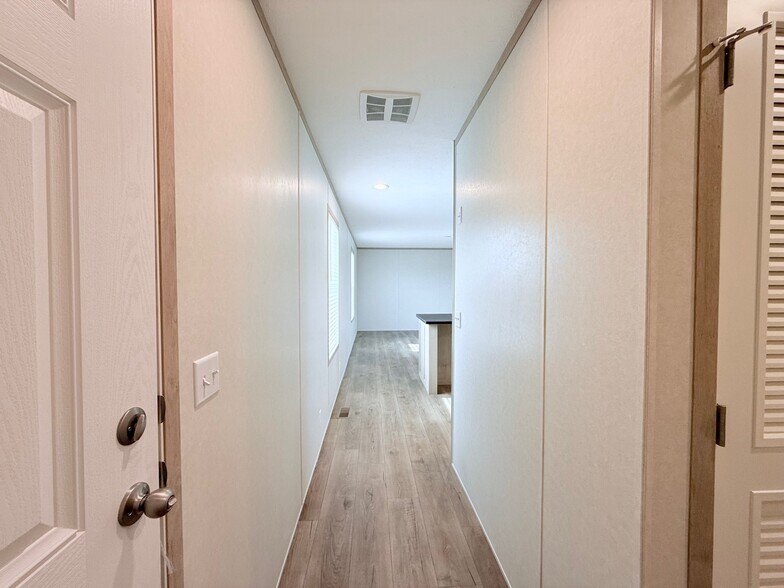 Building Photo - 52758 S Yorktown Ct