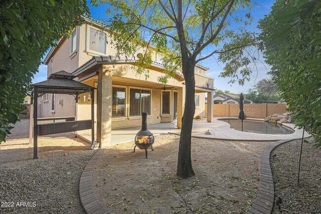 Building Photo - Beautiful 5 bedroom w/pool!
