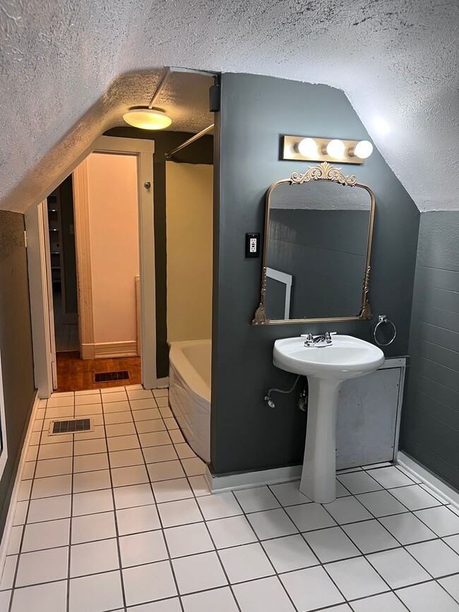 Building Photo - 3 Bedroom 2 Bathroom