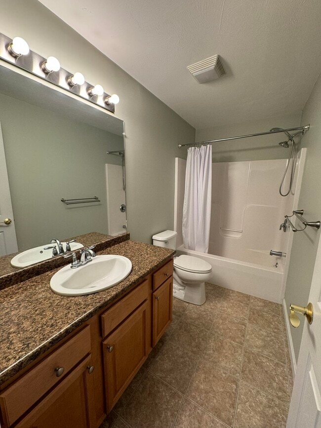 Building Photo - 65 Fordway Extension