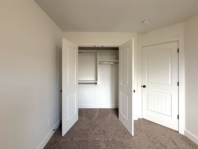 Building Photo - 4 bed, 2.5 bath duplex w/1 car garage