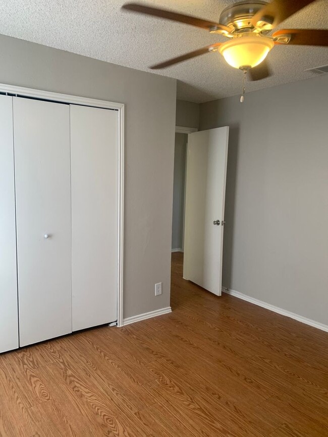 Building Photo - 3 bedroom 2 bath