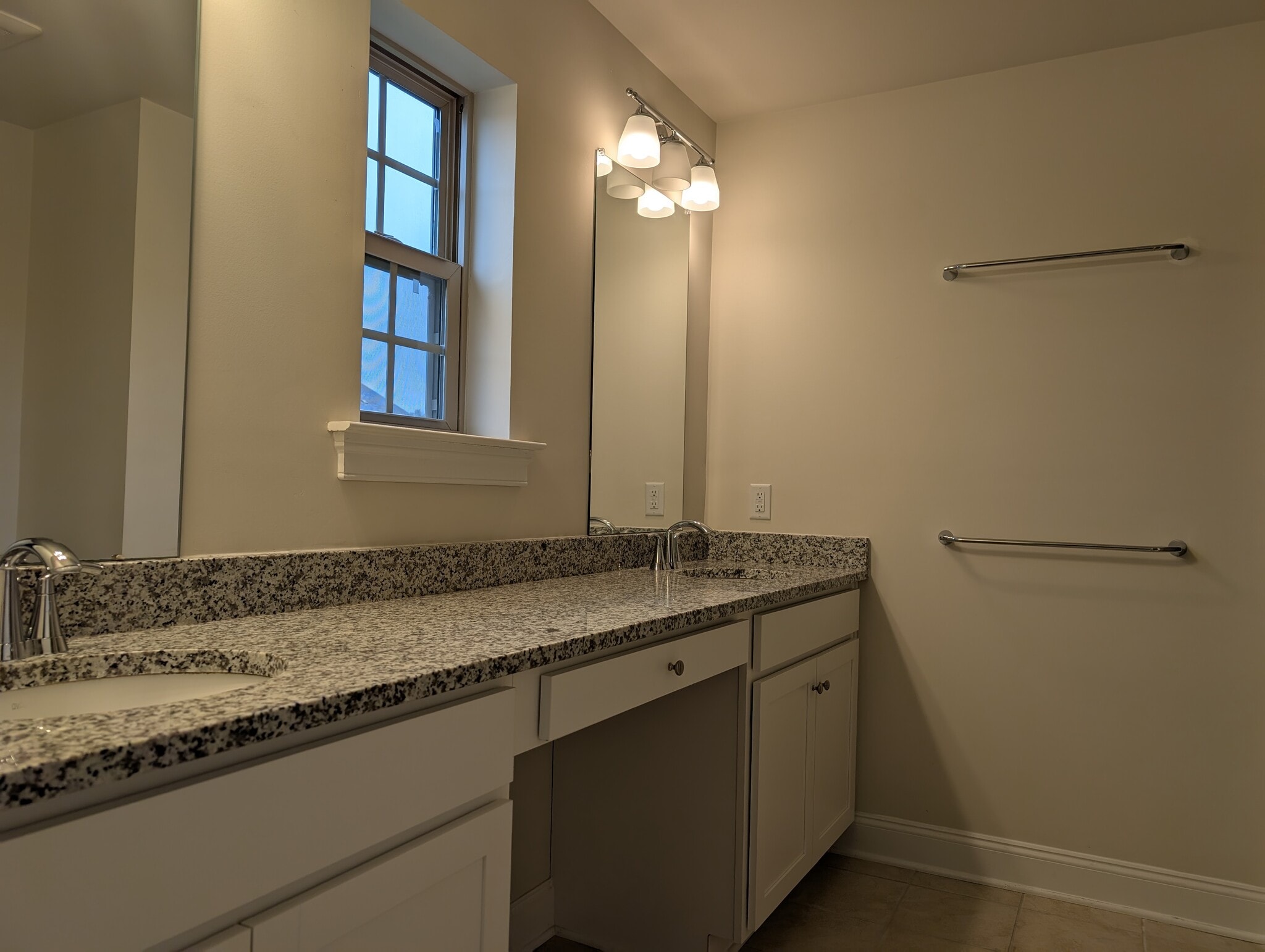 Building Photo - 35 Dahlia Dr