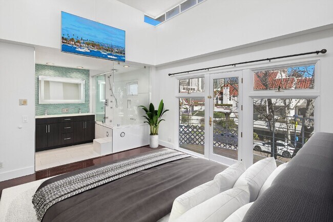 Building Photo - Modern 3 Bedroom Townhouse with Prime Location on Kettner Boulevard in San Diego