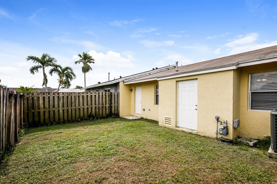 Building Photo - 18221 NW 40th Ct