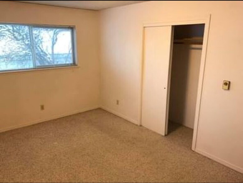 Building Photo - 304 S Pine St