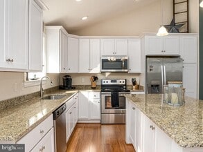 Building Photo - 5 Rectory Ln