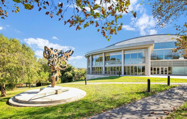 Building Photo - Bright Top-Floor 2BR Condo with Balcony in Parkside Community