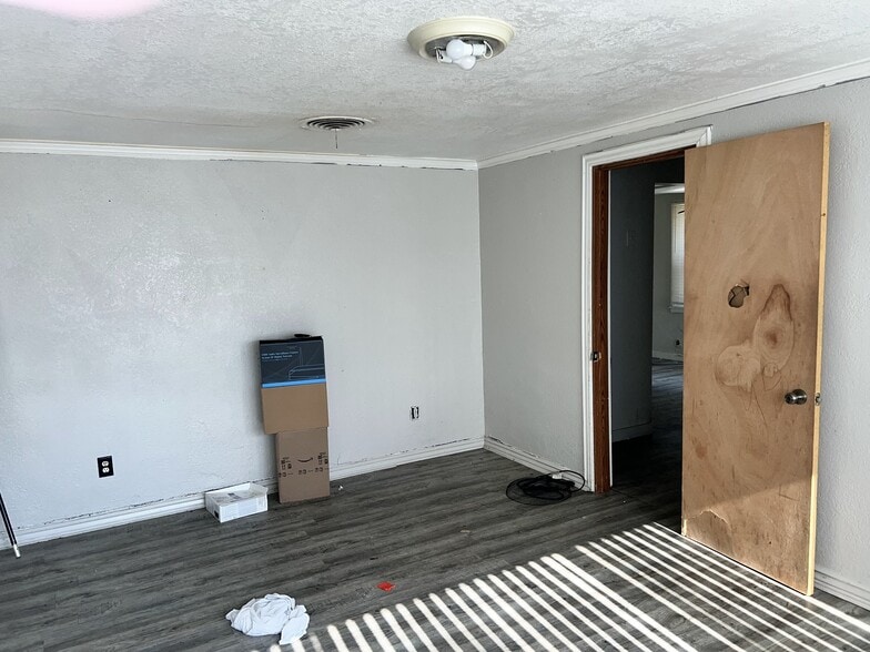 Building Photo - 1524 N Summit Ave