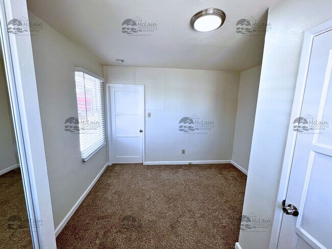 Building Photo - Newly upgraded 3 bd/1.5 bath with fenced yard