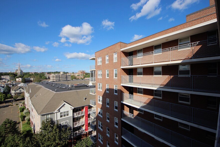 Building Photo - 444 Bedford St