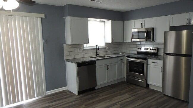 Building Photo - Blue Springs - 2 bed - 1.5 bath Townhome