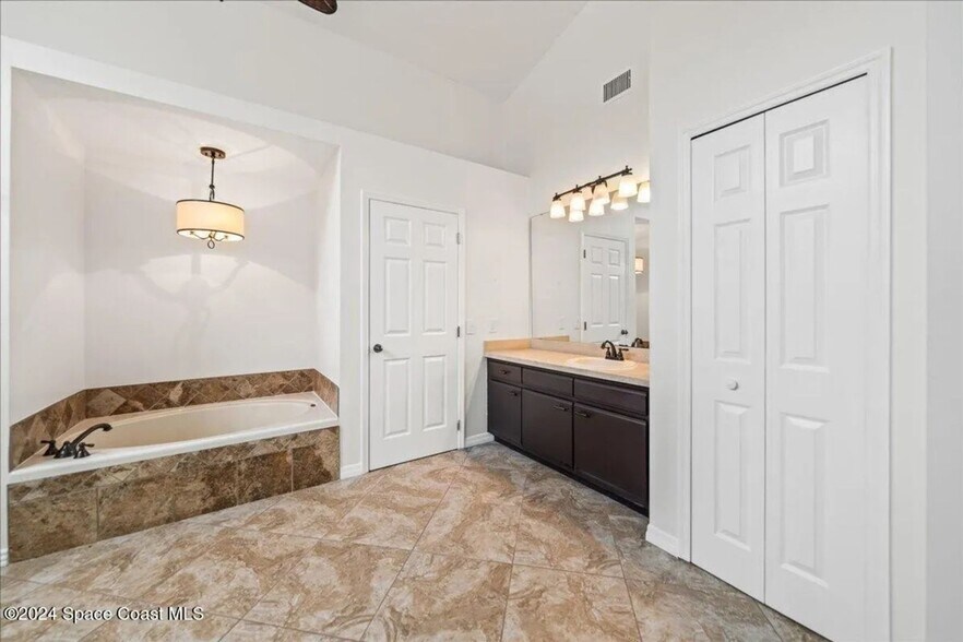 Building Photo - 1243 Water Lily Ln