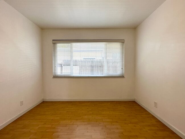 Building Photo - 3 bedroom 1 bathroom home located in Sacra...