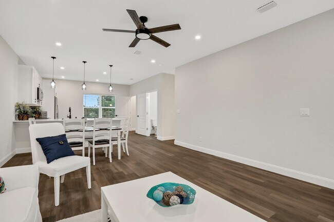 Building Photo - 524 Arricola Ave