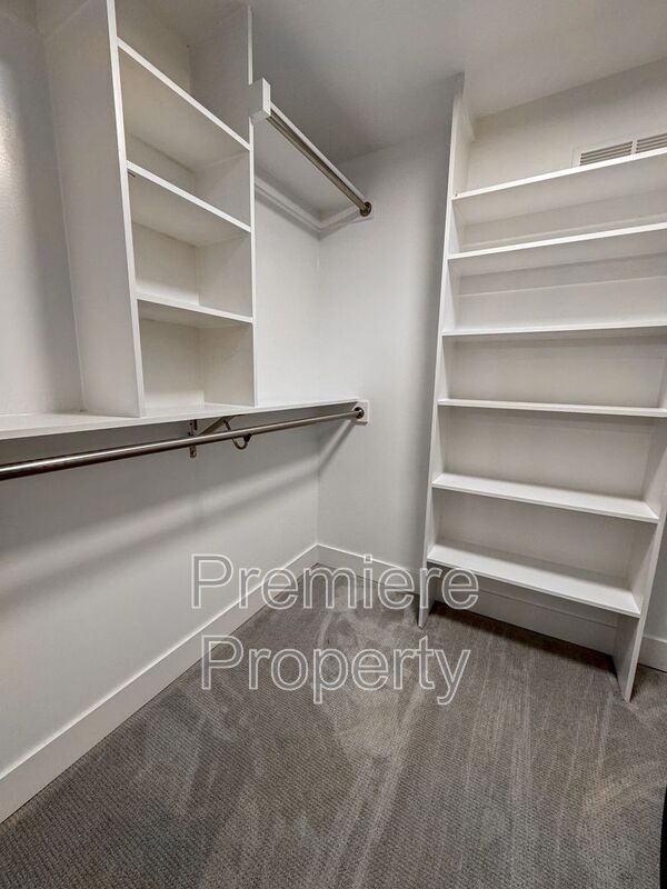 Building Photo - 7301 Mercier St