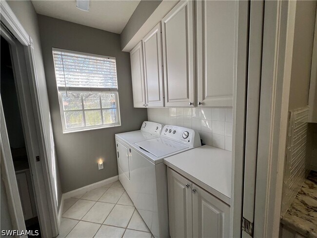 Building Photo - 5365 Cove Cir