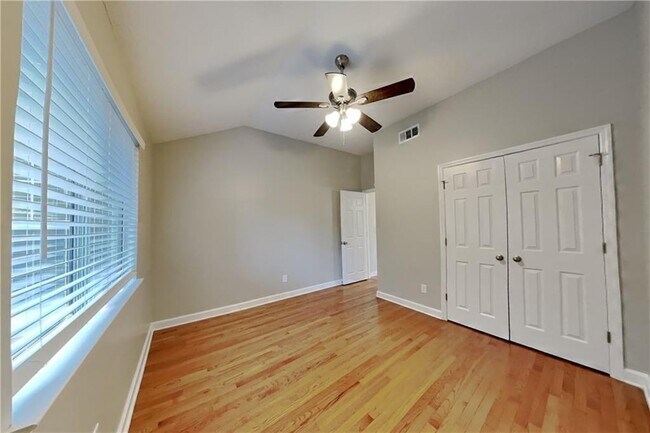 Building Photo - 345 E Willow Run