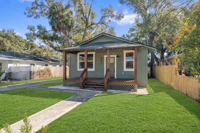 Building Photo - 309 E Selma Ave