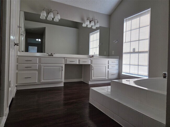 Building Photo - 8715 Rocky Valley Dr