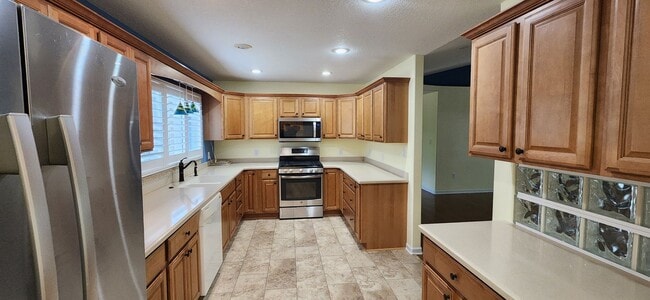Building Photo - Spacious rental in desirable neighborhood with 3 full baths! Available for 6 months only July 1-D...