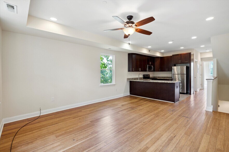 Building Photo - 1832 W Montgomery Ave