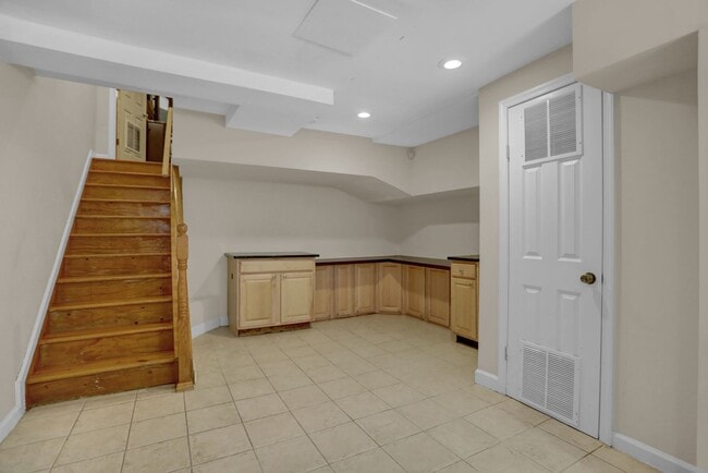 Building Photo - Chic City Living at 2308 E Fairmont Ave!