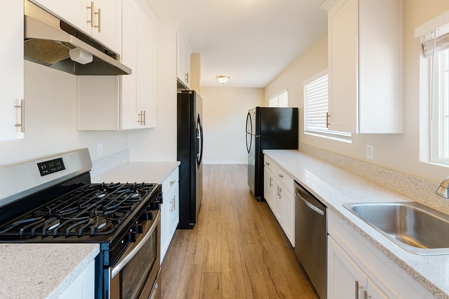 Building Photo - 7 Bed 3 Bath House on Tipton- Great for Big Groups!!