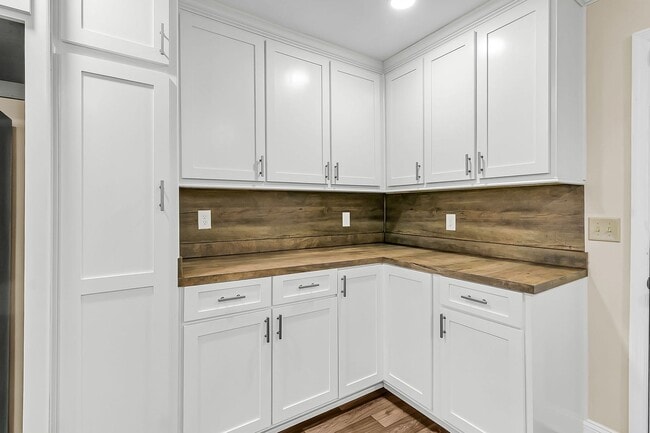 Building Photo - Tranquil Country Living on 2+ Acres — Spac...