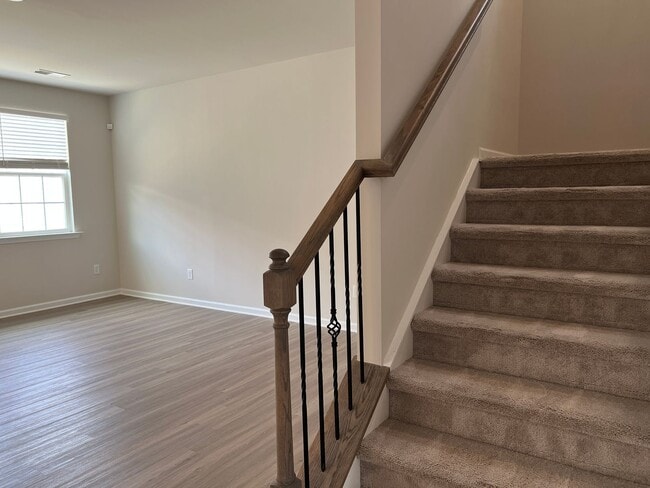 Building Photo - 4/2.5 Townhome Available Now!