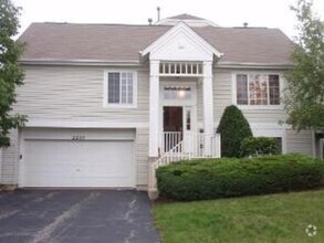 Building Photo - Incredibly beautiful 3 Bedroom 3 Bath Town...