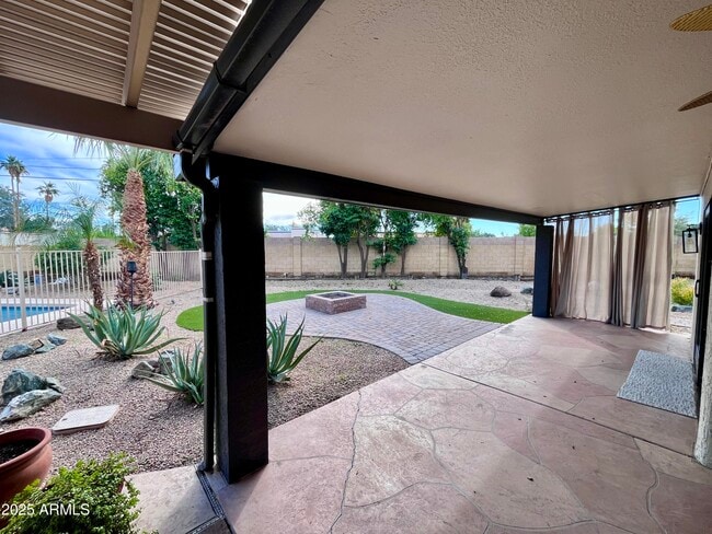 Building Photo - 2129 E Huntington Dr