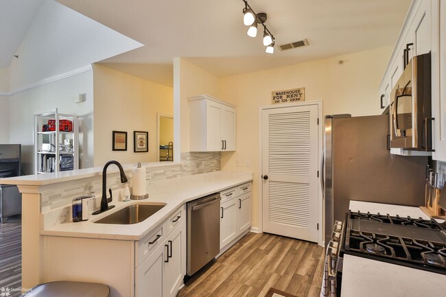 Building Photo - Bright, spacious 2-bedroom / 2-bath condo available now!