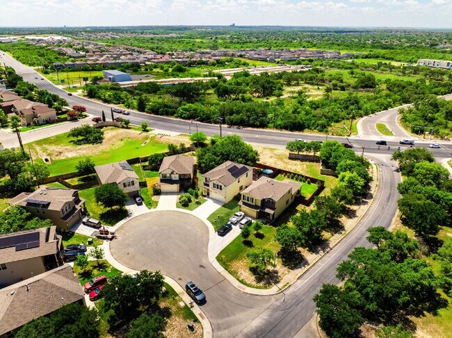 Building Photo - 2 WEEKS FREE RENT w/ 12 Month Lease!!!!!