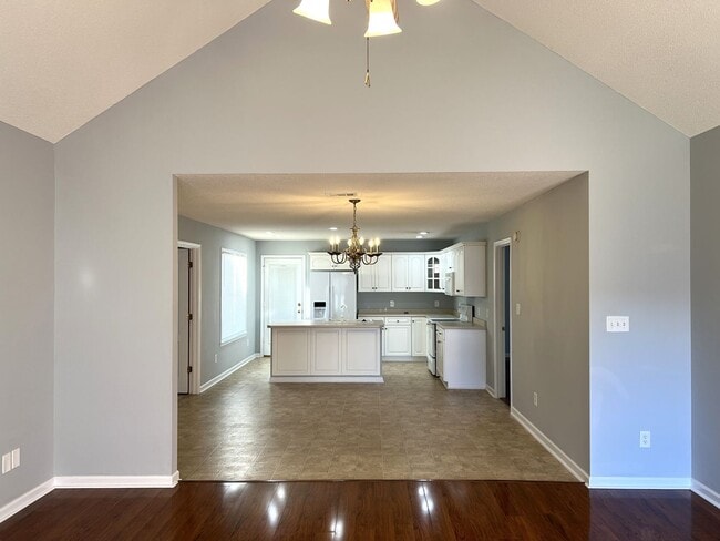 Building Photo - Absolutely Adorable Home Near Lake Joy Elementary