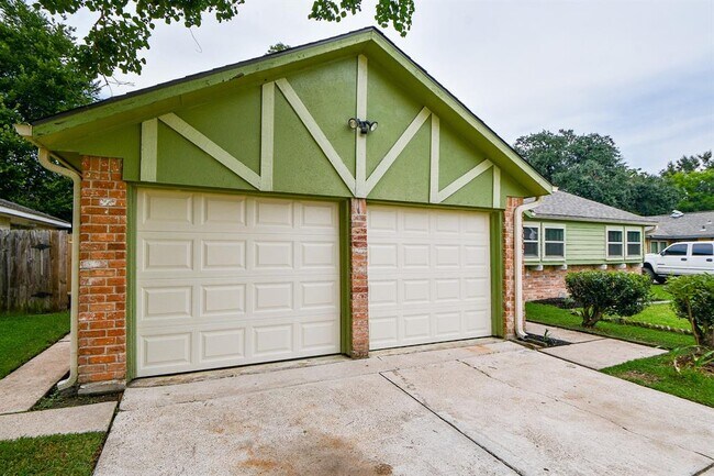 Building Photo - 12314 Plumpoint Dr