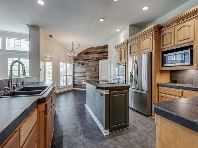 Building Photo - 4684 Old Pond Dr