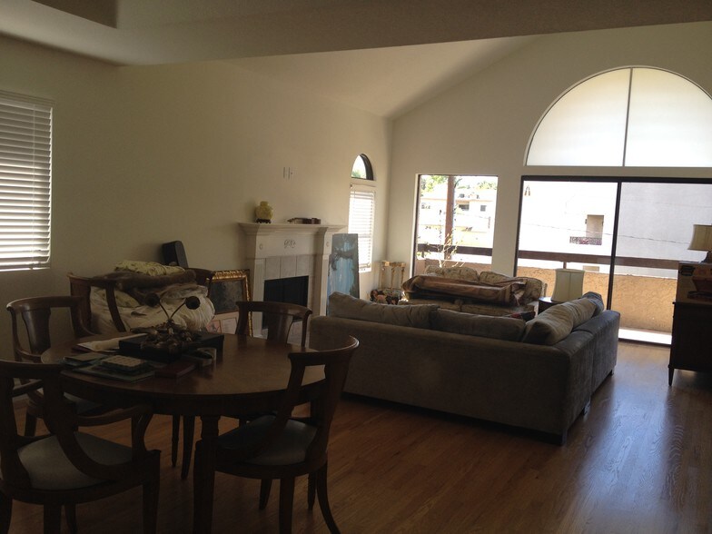 vaulted high ceiling - 14572 Dickens St