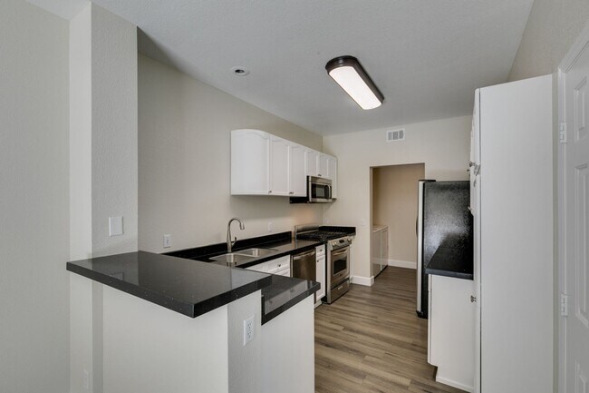 Building Photo - Modern 2-Bedroom Green Valley Townhome